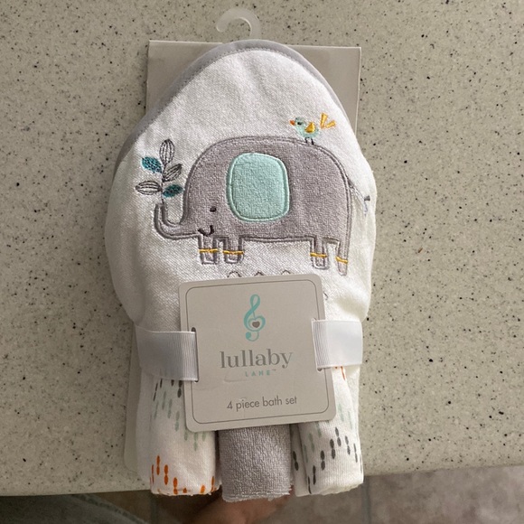 NWT hooded elephant towel 4 piece gift set. - Picture 1 of 4